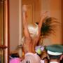 Lady Gaga con le braccia alzate in spalla ai suoi valletti