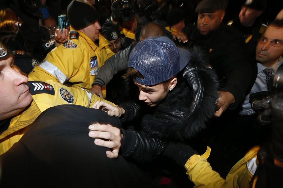 Bieber chiuso fra la gente