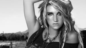 Kesha in una foto in bianco e nero