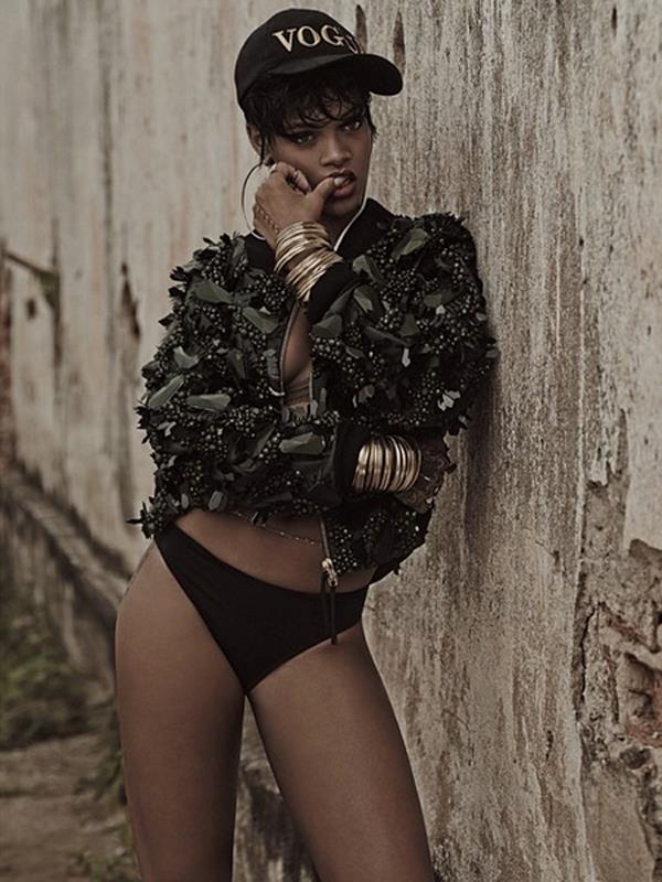 Rihanna indossa giubbotto e cappellino nero