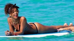 Rihanna, altre sexy foto dalle Hawaii e live con i Coldplay