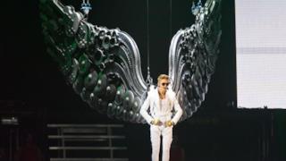 Justin Bieber scende dal tetto della Manchester Arena - tour 2013