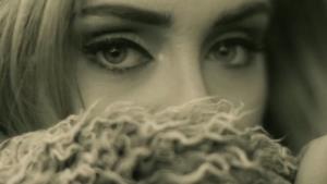 Adele in bianco e nero nel video di Hello