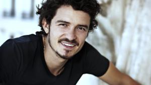 Primo piano di Orlando Bloom con baffi e barbetta incolta