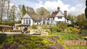 John Lennon: casa nel Surrey in vendita per 15 milioni di sterline