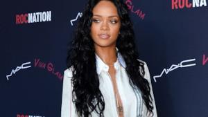 Rihanna con capelli lunghi neri per Mac Cosmetics