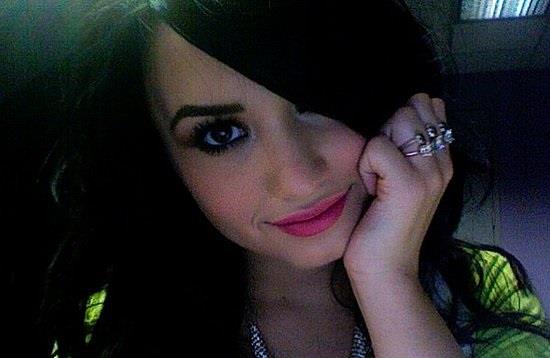 Demi Lovato con anelli alla mano sinistra