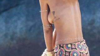 Rihanna mostra i tatuaggi sulla schiena