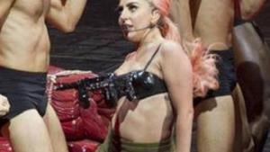 Lady Gaga reggiseno fucile [FOTO]