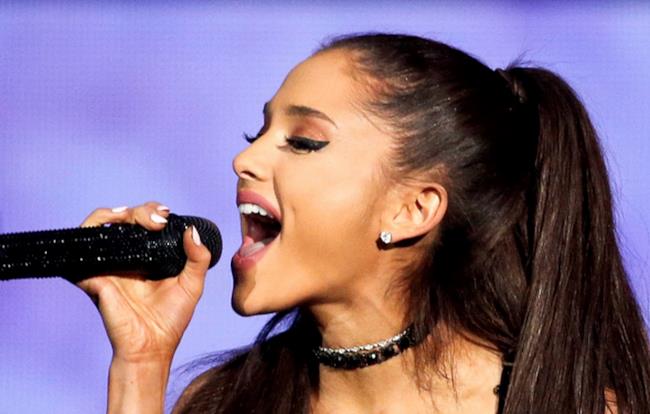 Ariana Grande canta al The Tonight Show di Jimmy Fallon