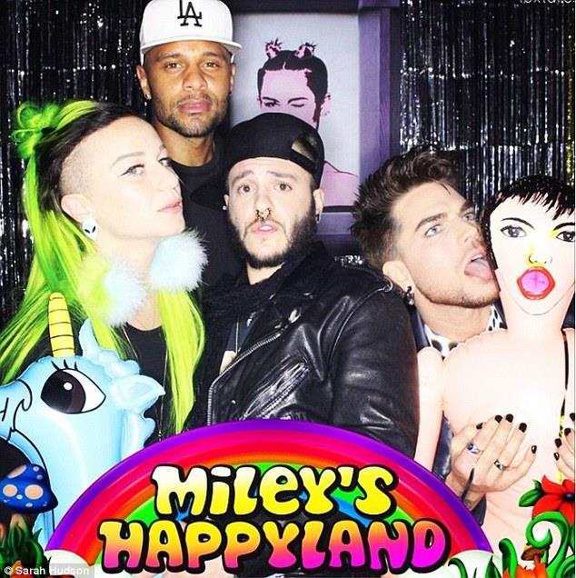 Adam Lambert lecca una bambola gonfiabile