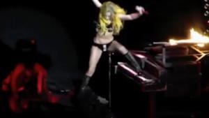 Lady Gaga, capitombolo con stile sul palco