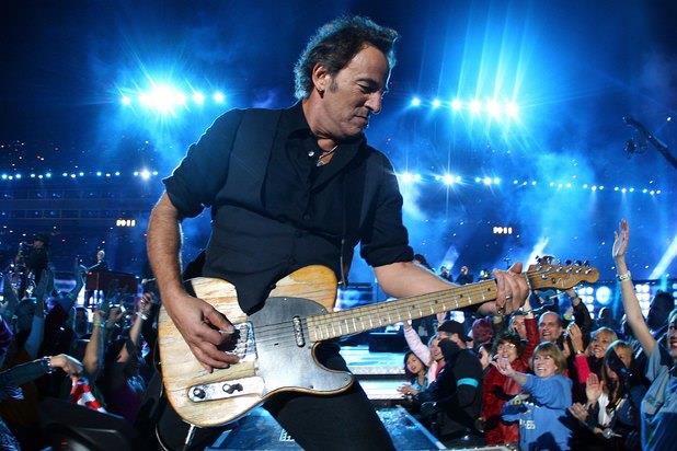 Bruce Springsteen suona la chitarra al Super Bowl 2009