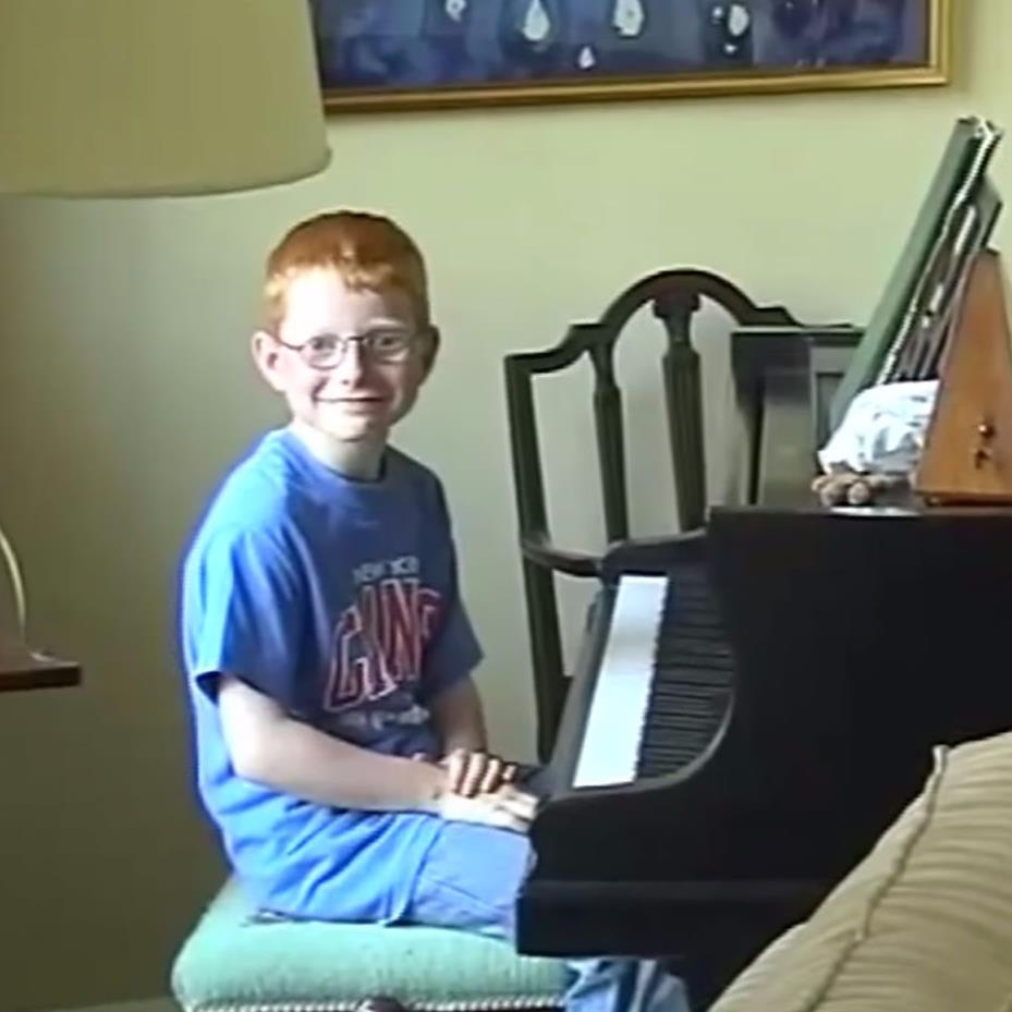 Ed Sheeran da bambino al pianoforte