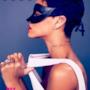 Rihanna con la maschera sulla cover di Elle April 2013