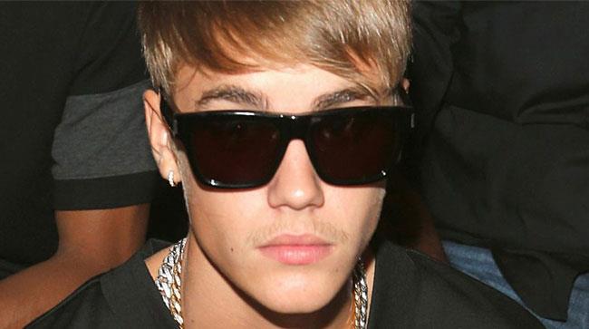 Primo piano di Justin Bieber con gli occhiali da sole