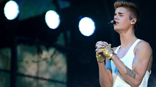 Justin Bieber con le mani giunte sul palco