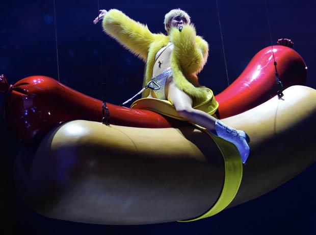 La Cyrus ha scambiato un panino gigante per un cavallo