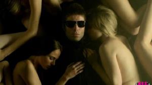 Beady Eye, Shine A Light: Liam Gallagher circondato da donne nude