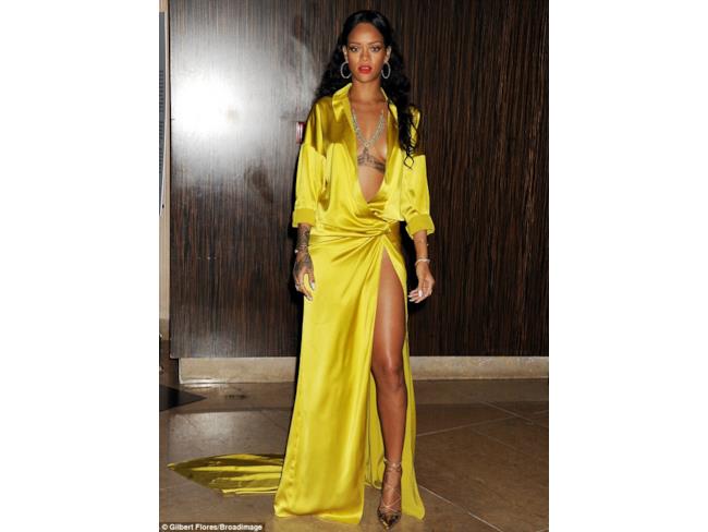 Rihanna veste in giallo ai Grammy