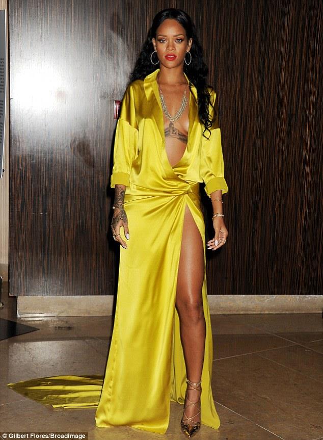 Rihanna veste in giallo ai Grammy