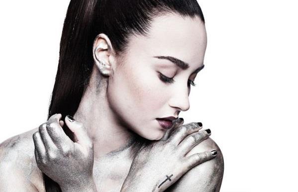 Demi Lovato coperta d&#39;argento