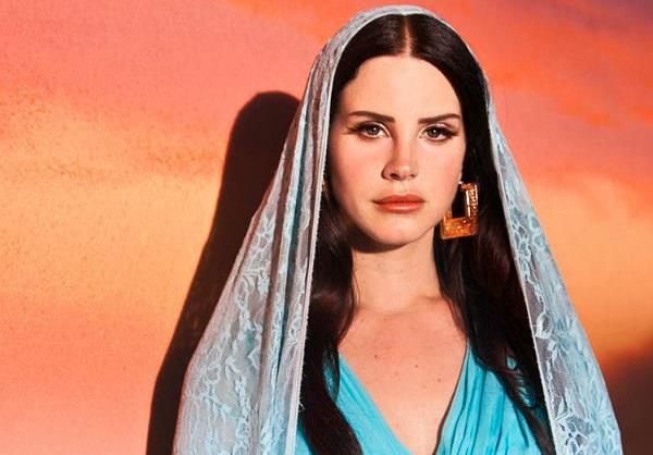 Lana Del Rey vestita come la Madonna
