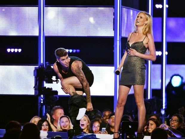Justin Bieber si toglie i pantaloni