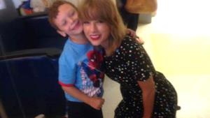 Taylor Swift con un bambino malato di leucemia