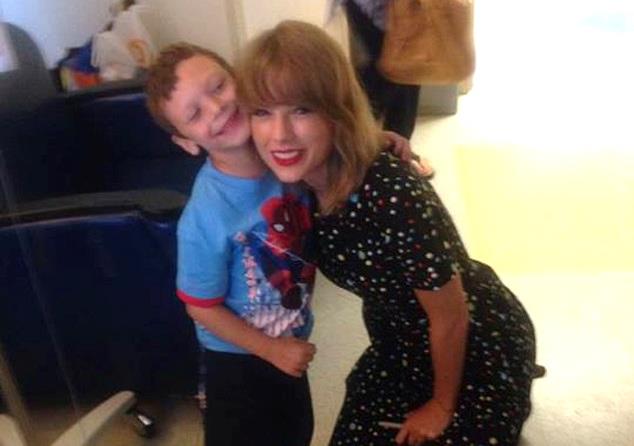 Taylor Swift con un bambino malato di leucemia