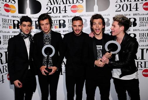 I One Direction con i premi vinti ai Brit Awards 2014