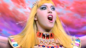 Katy Perry vestita da Celopatra nel video di Dark Horse