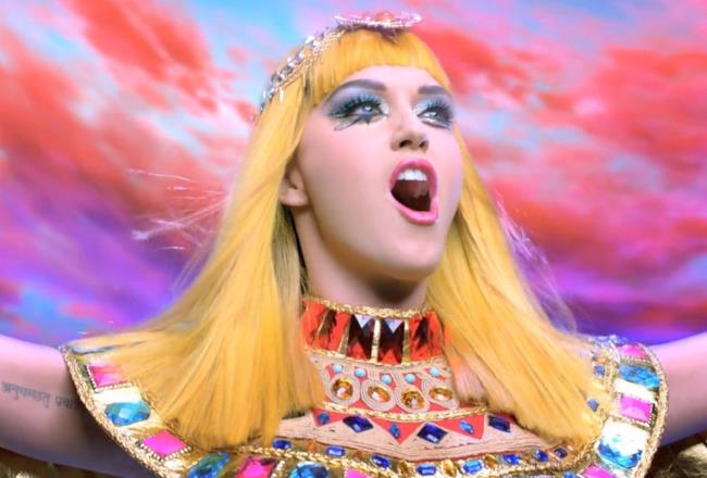 Katy Perry vestita da Celopatra nel video di Dark Horse