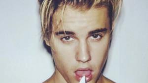 Justin Bieber con un coltello in bocca