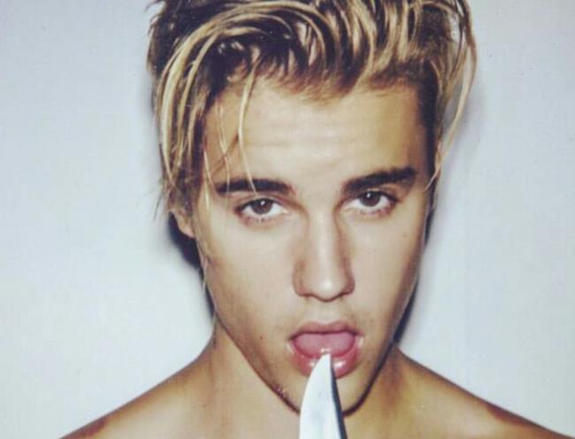 Justin Bieber con un coltello in bocca