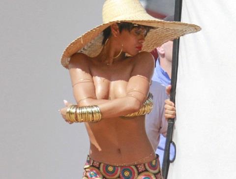 Rihanna in topless per Vogue 2014