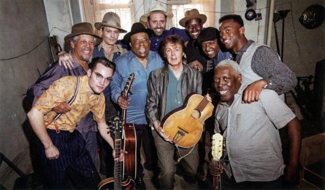 Johnny Depp e Paul McCartney con altri chitarristi