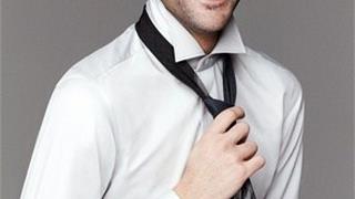 Marco Mengoni si mette la cravatta