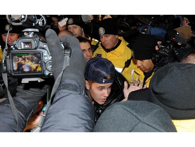 Justin si fa spazio fra la gente