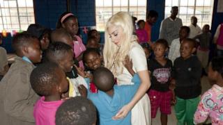 Lady Gaga con bimbi in Sudafrica