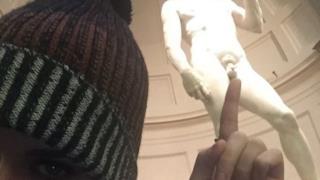 Katy Perry si concentra sul David di Michelangelo