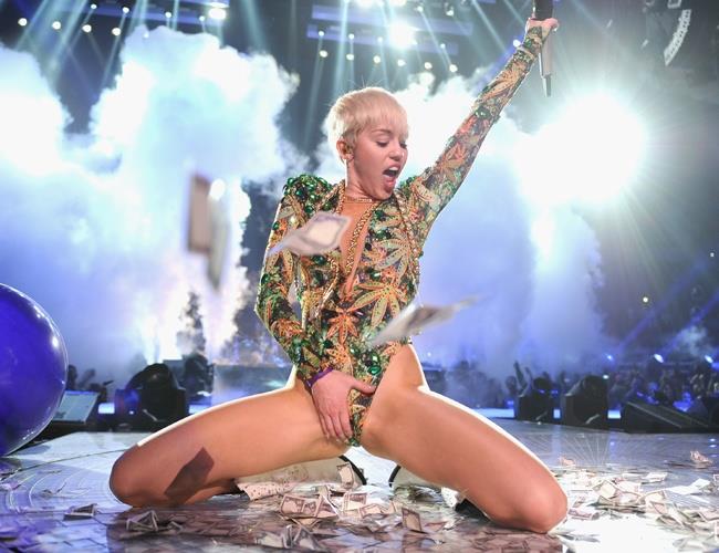 La popstar 21enne simula una masturbazione