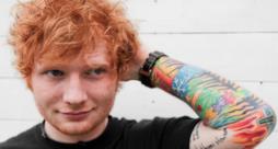 Ed Sheeran con il braccio sinistro completamente tatuato