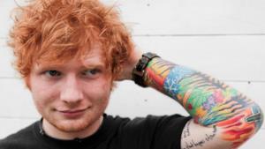 Ed Sheeran con il braccio sinistro completamente tatuato