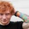 Ed Sheeran con il braccio sinistro completamente tatuato