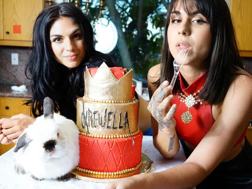 Krewella con la torta