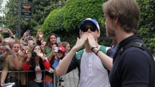 Niall Horan manda un bacio alle fan