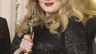 Adele con l'Oscar in mano