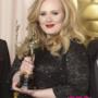 Adele con l'Oscar in mano