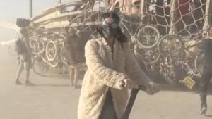 Katy Perry in sella al segway al Burning Man 2015